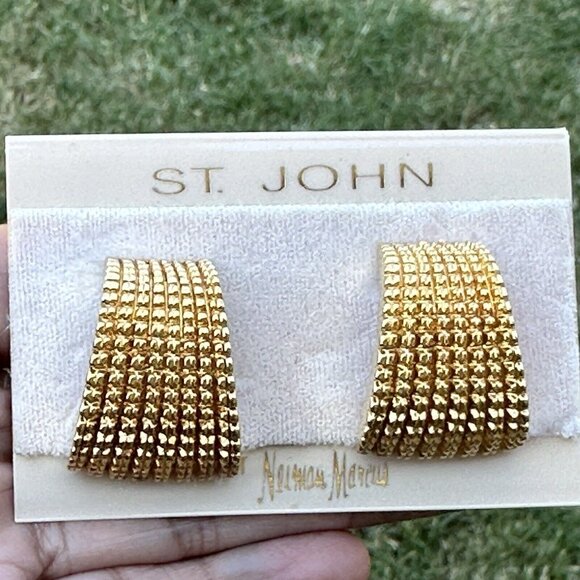 VTG‎ St John Statement Earrings Gold Tone Clip on Textured Classic Runway 1" L - Picture 1 of 9